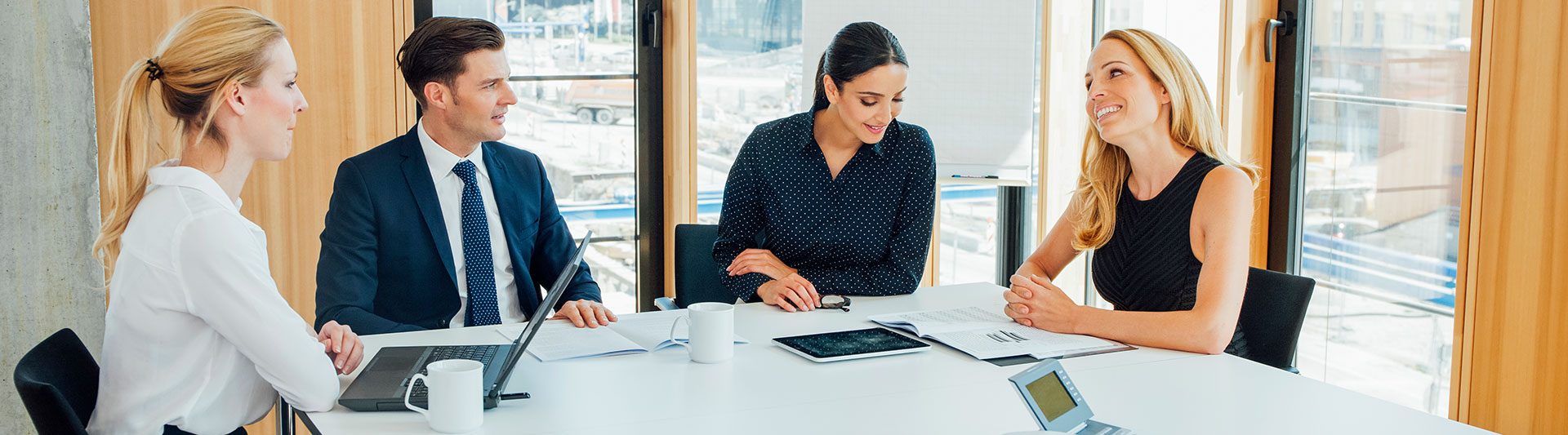 Infografía del calendario de la Operación Renta 2026 en Chile mostrando los plazos clave del SII para PYMEs: declaraciones juradas en marzo, Formulario 22 en abril, y fechas de devolución anticipada