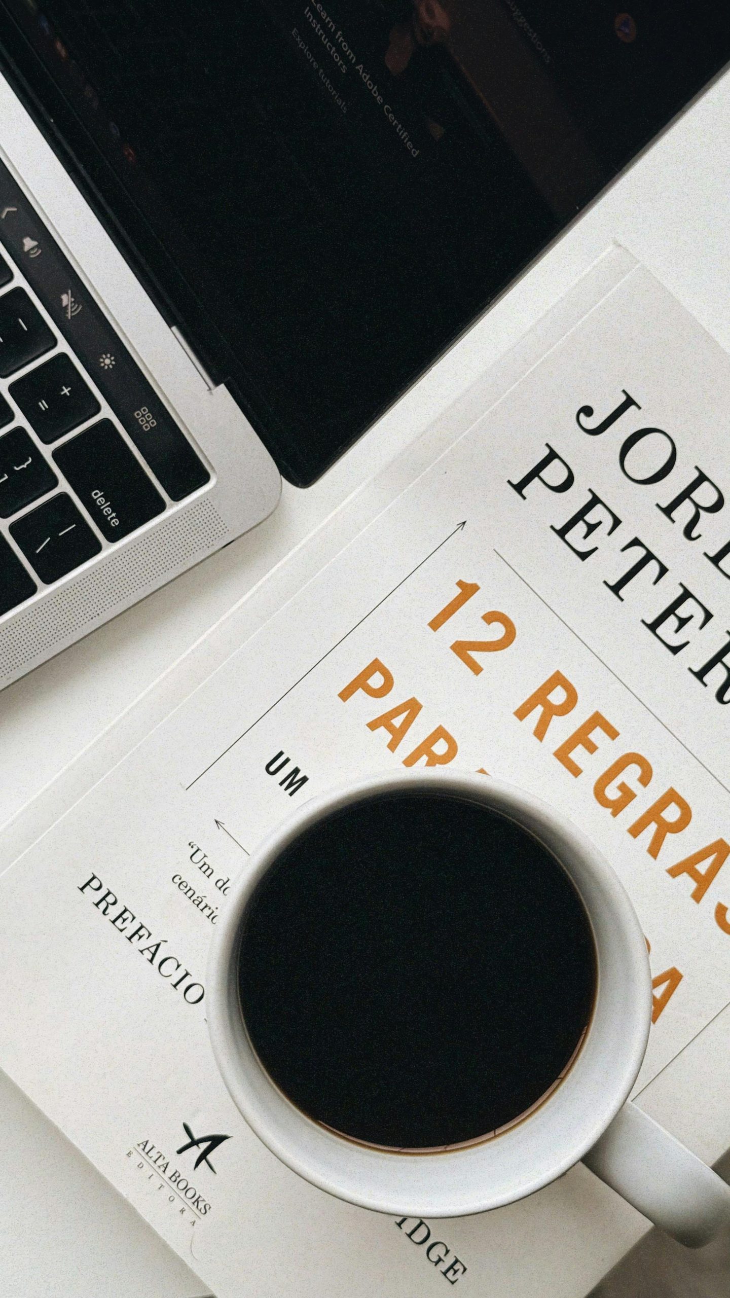 Dueño de PYME en Chile revisando documentos contables y estados financieros con preocupación por posibles errores en la contabilidad que pueden generar multas del SII durante la Operación Renta 2026 en Santiago